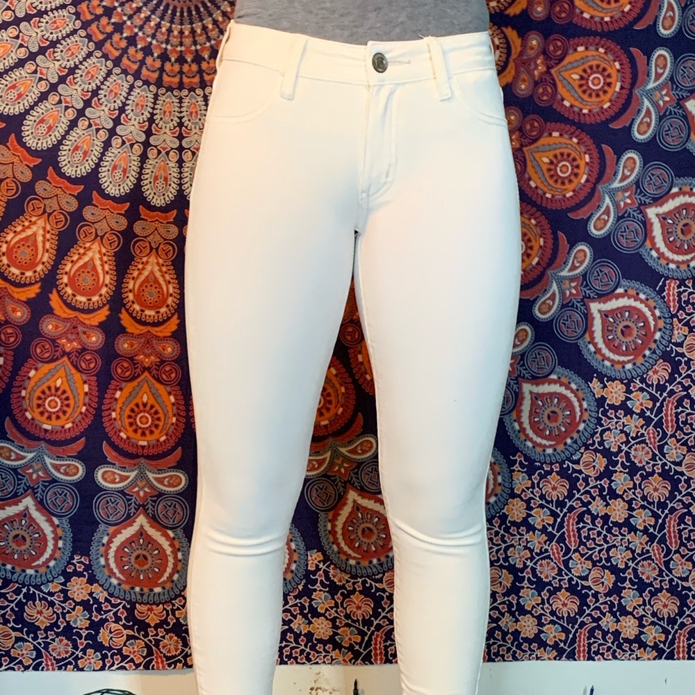 never been worn american eagle white corduroys!